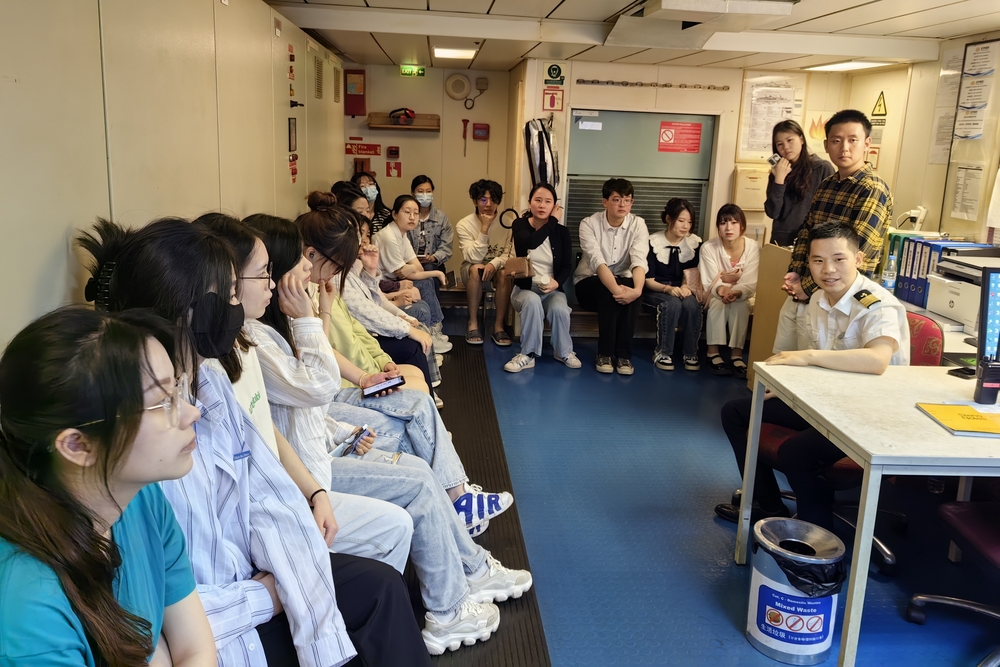 学生参观机舱