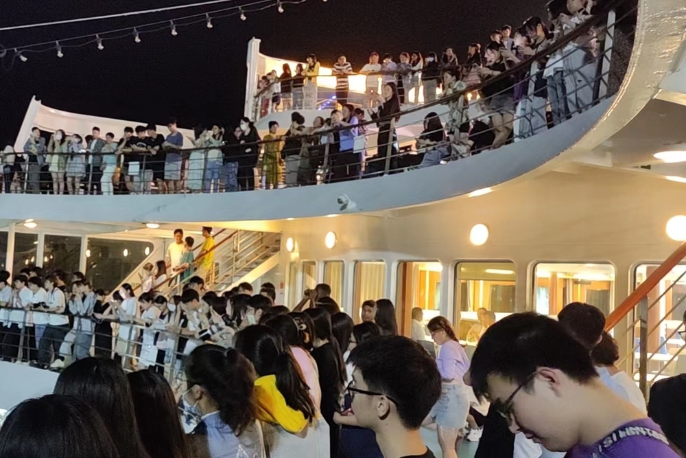 学生参观离港