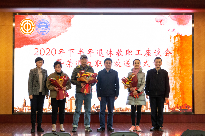 退休教职工合影