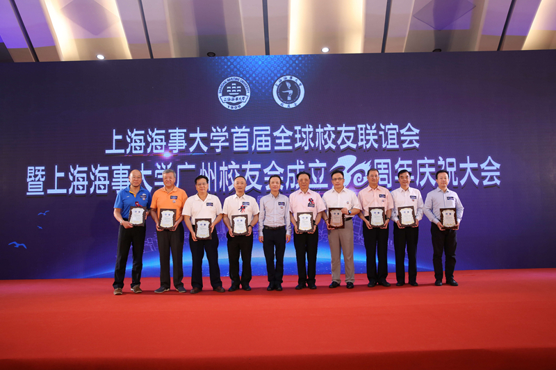 严伟副校长向资深校友工作者颁发贡献奖 严伟副校长向资深校友工作者颁发贡献奖