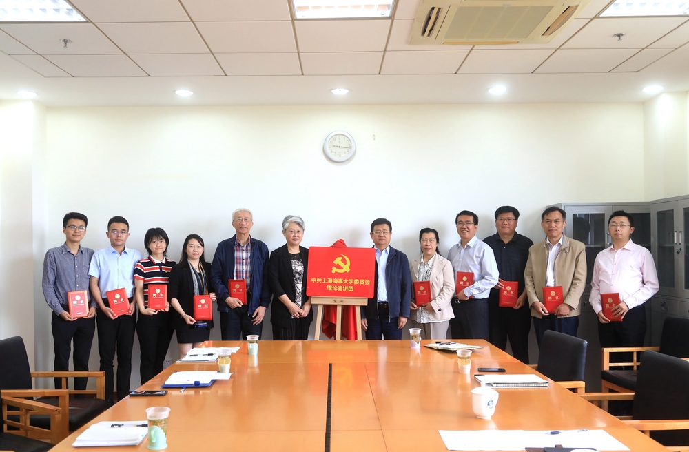 向首批入选宣讲团的师生颁发聘任证书