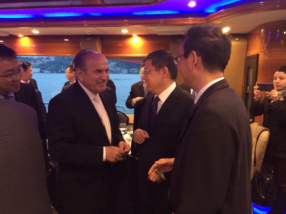 杨雄市长和伊斯坦布尔市市长托普巴什与黄有方校长交谈