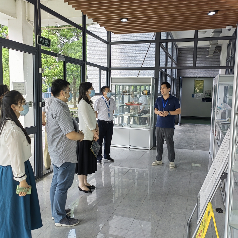 参观学校实验平台