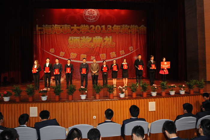 副校长王海威颁奖