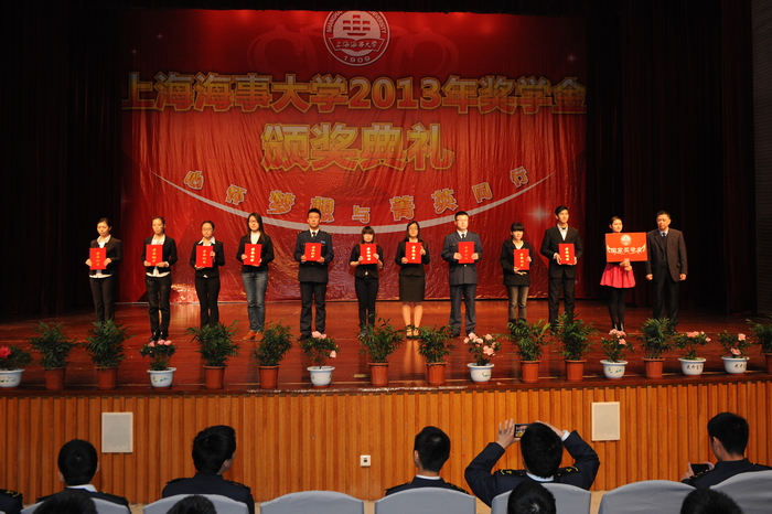 党委副书记、副校长孔凡邨颁奖