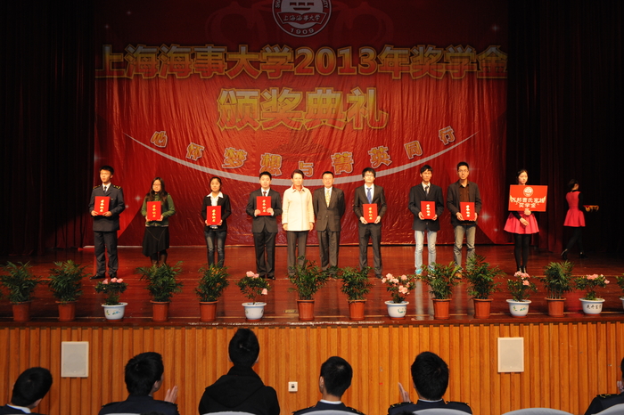 党委副书记、纪委书记门妍萍颁奖