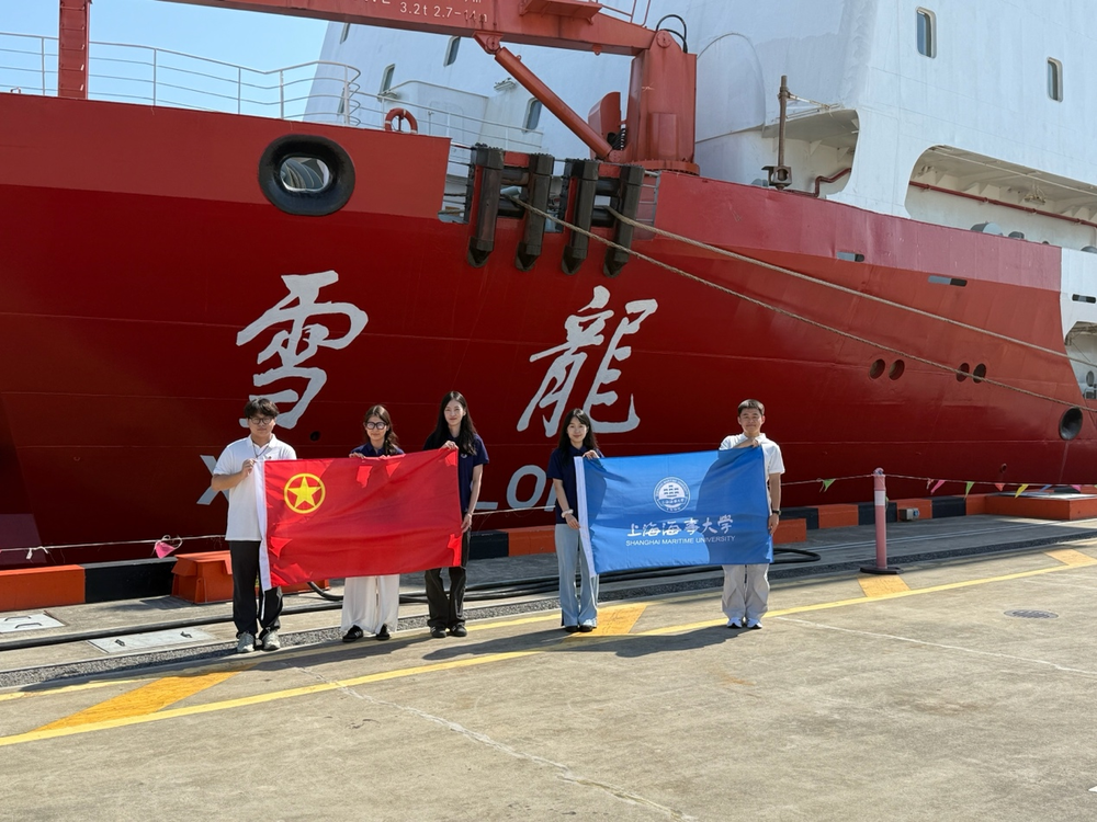 试航师生在雪龙号前合影