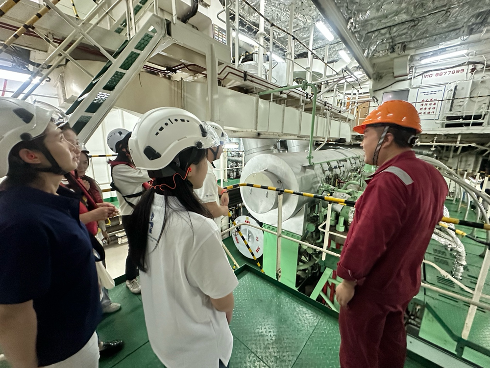 雪龙”号大管轮祖成弟为试航师生介绍机舱设施