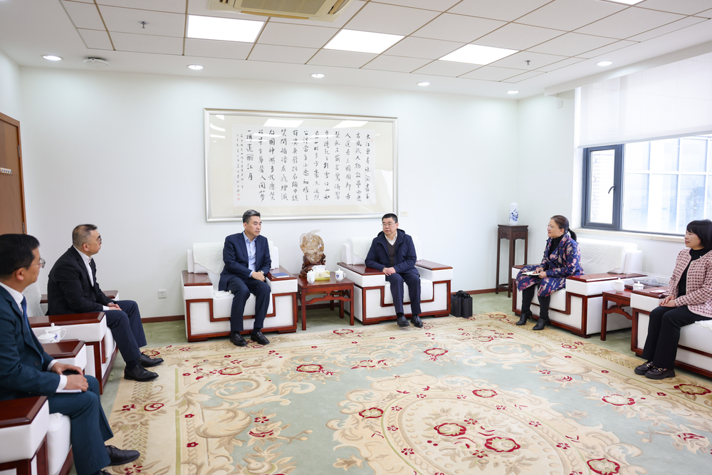 初北平校长接待来宾