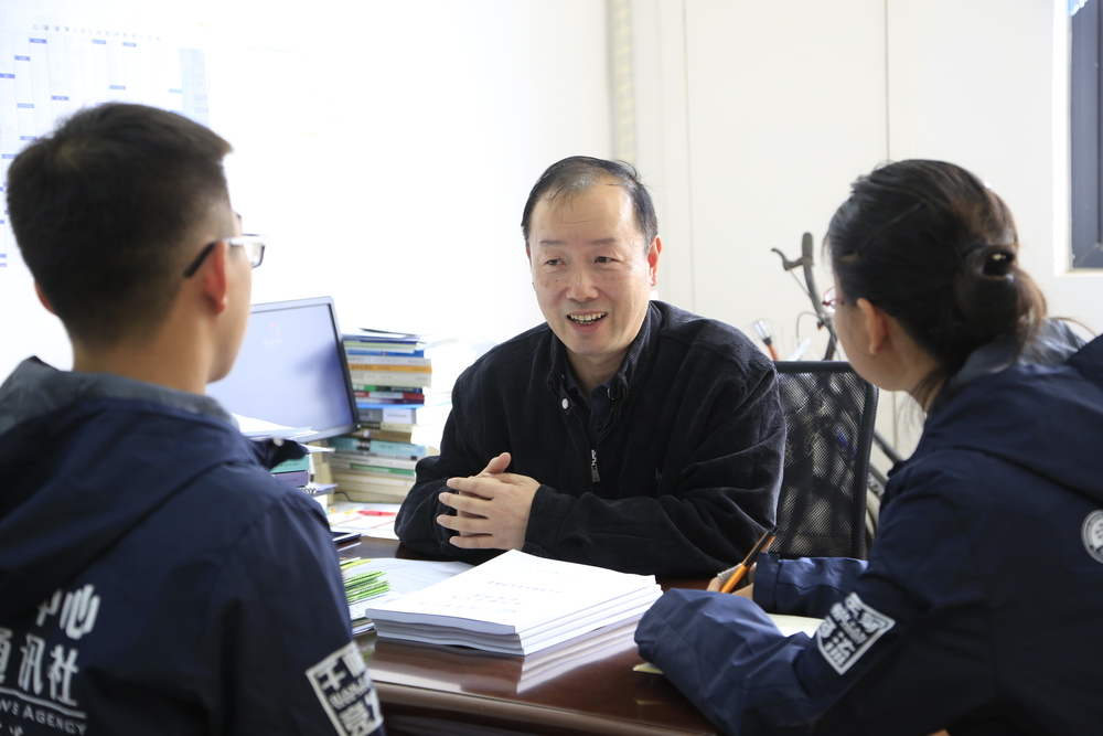 学生记者现场采访肖康元老师