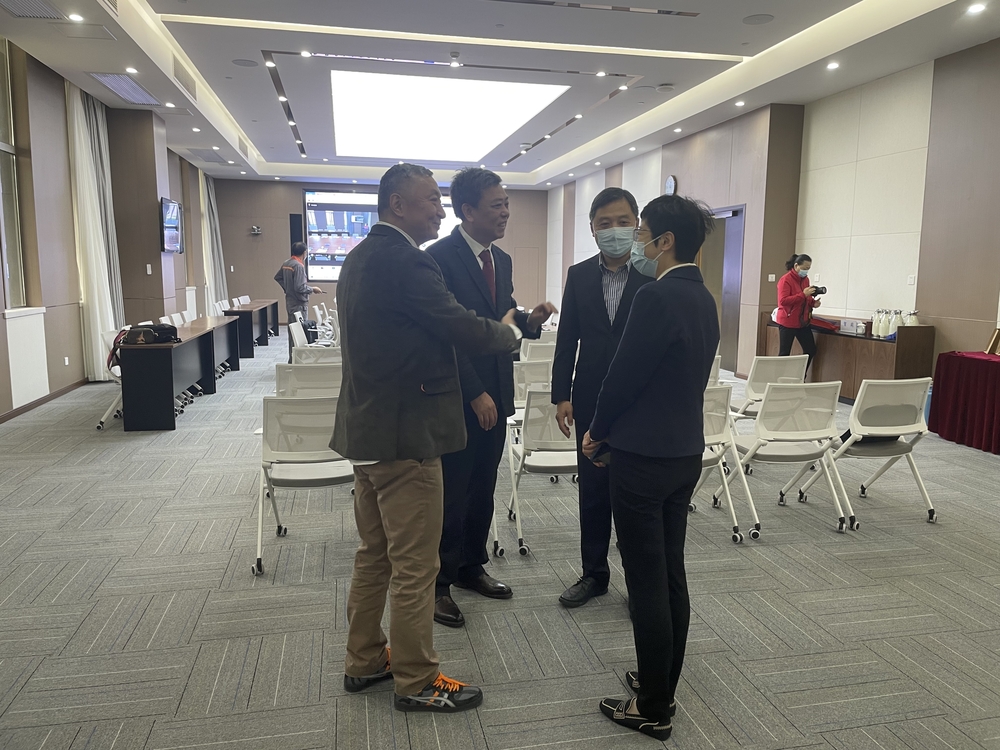 20221113034826349800.jpg 贺莉副书记会前祝贺