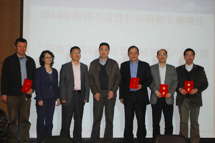 领导为咨询专家颁发聘书