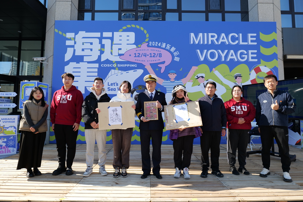 20241211123418860400.jpg 手绘作品合影留念