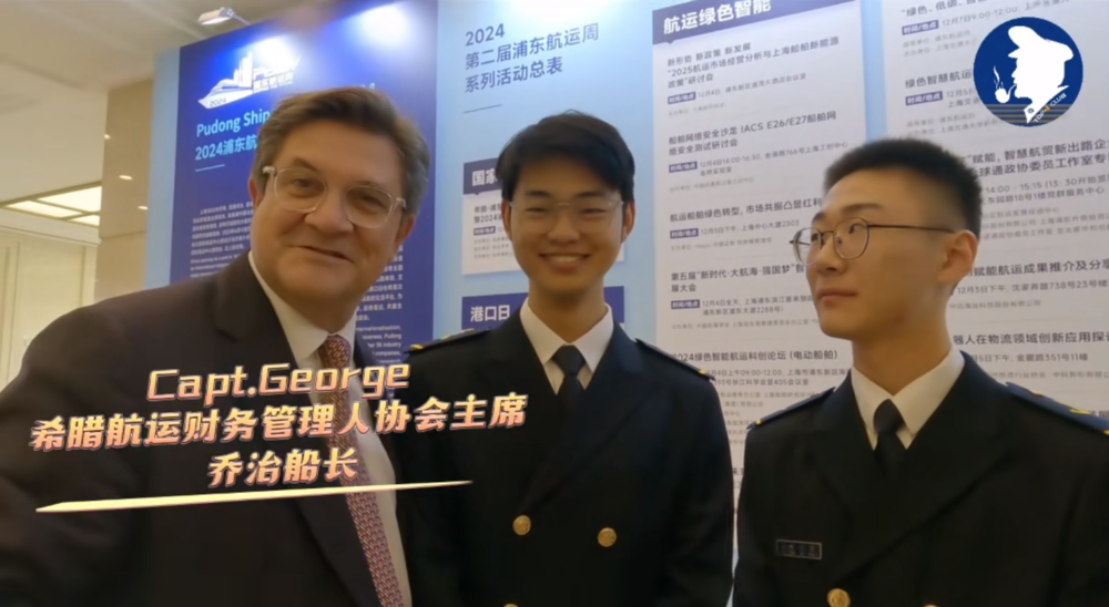 20241211123418005700.png 乔治船长与学生沟通交流