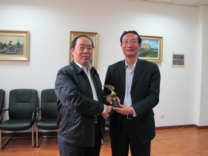 黄有方校长向来宾赠送礼物 黄有方校长向来宾赠送礼物
