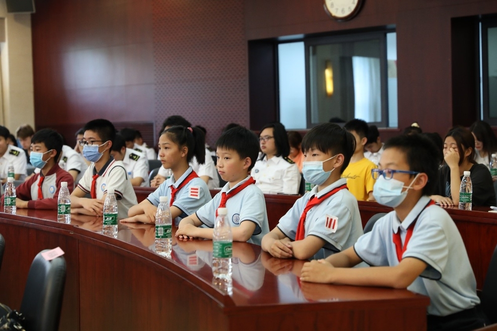 参加劳模精神进校园临港学校专场活动的中小学学生代表