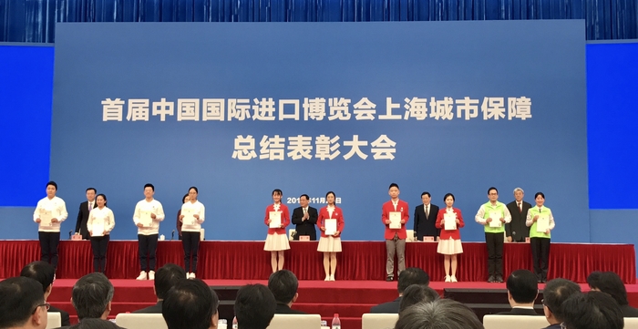 为志愿者颁发荣誉证书
