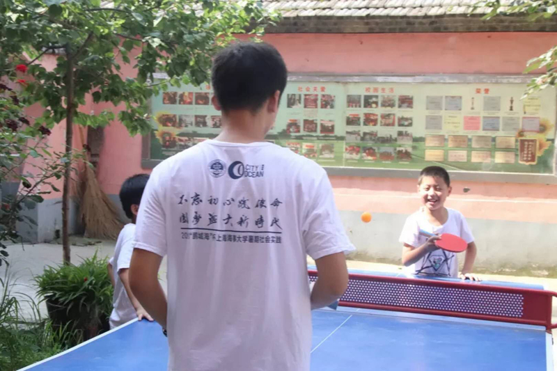 开心地跟老师打乒乓球的孩子 开心地跟老师打乒乓球的孩子