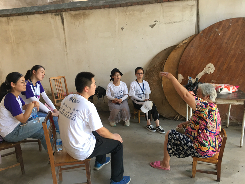 与老奶奶交谈 与老奶奶交谈