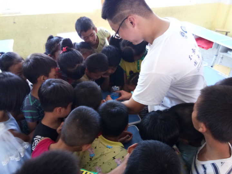 与低年级学生们合影 与低年级学生们合影