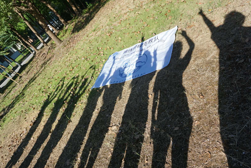 出发前在学校合影 出发前在学校合影