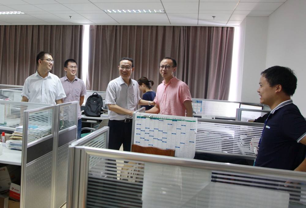 与工作人员交谈