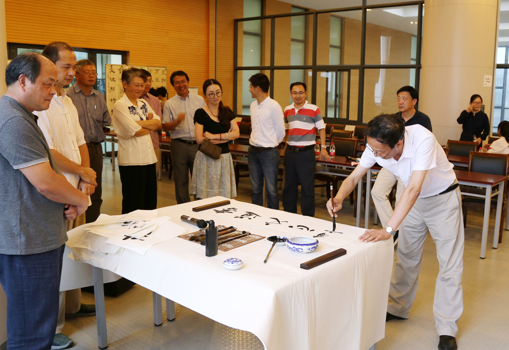 黄有方校长挥毫泼墨庆贺书法协会成立