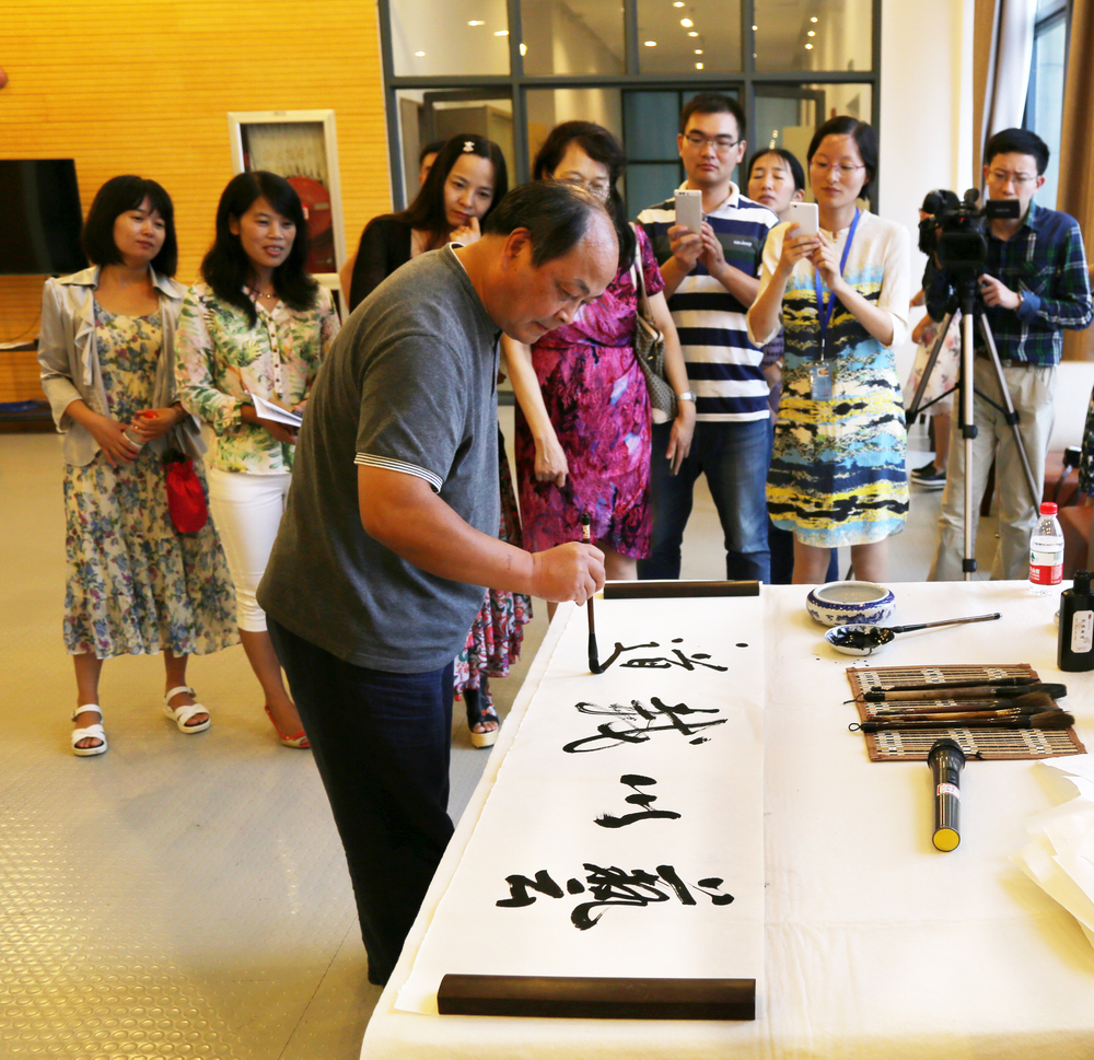 乐震文院长挥毫泼墨庆贺书法协会成立