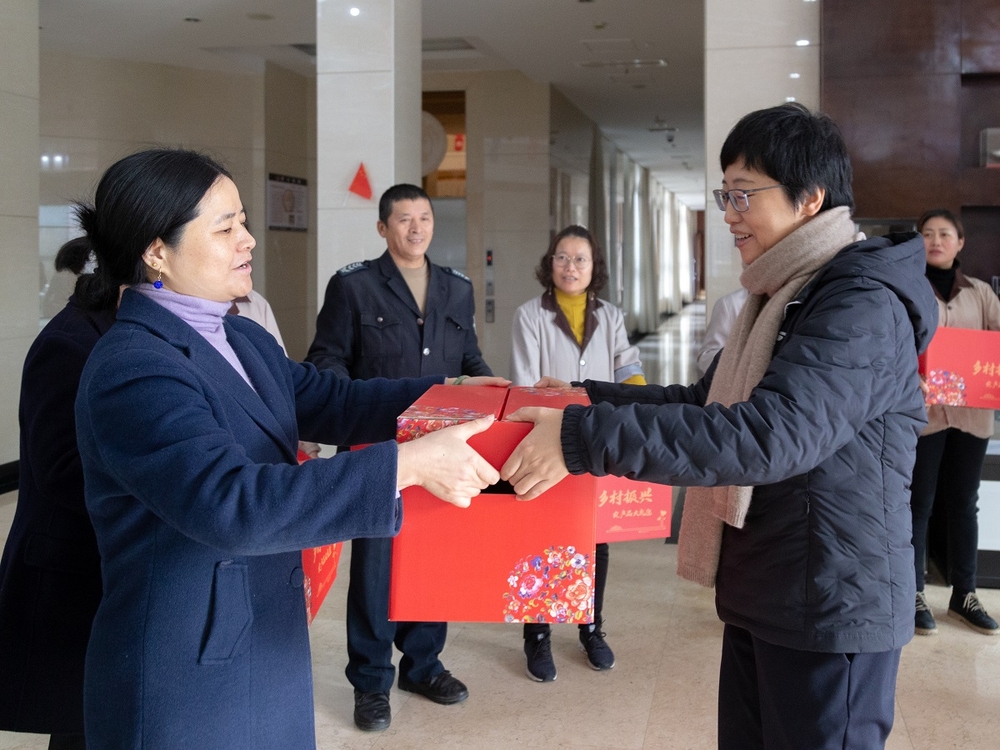 校工会慰问寒假坚守岗位的教职工