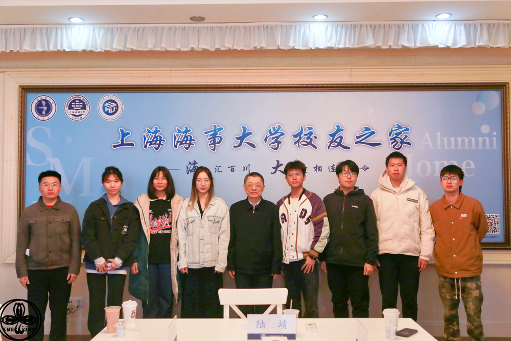 20230308104017984400.jpg 陆靖校长与同学们的合影