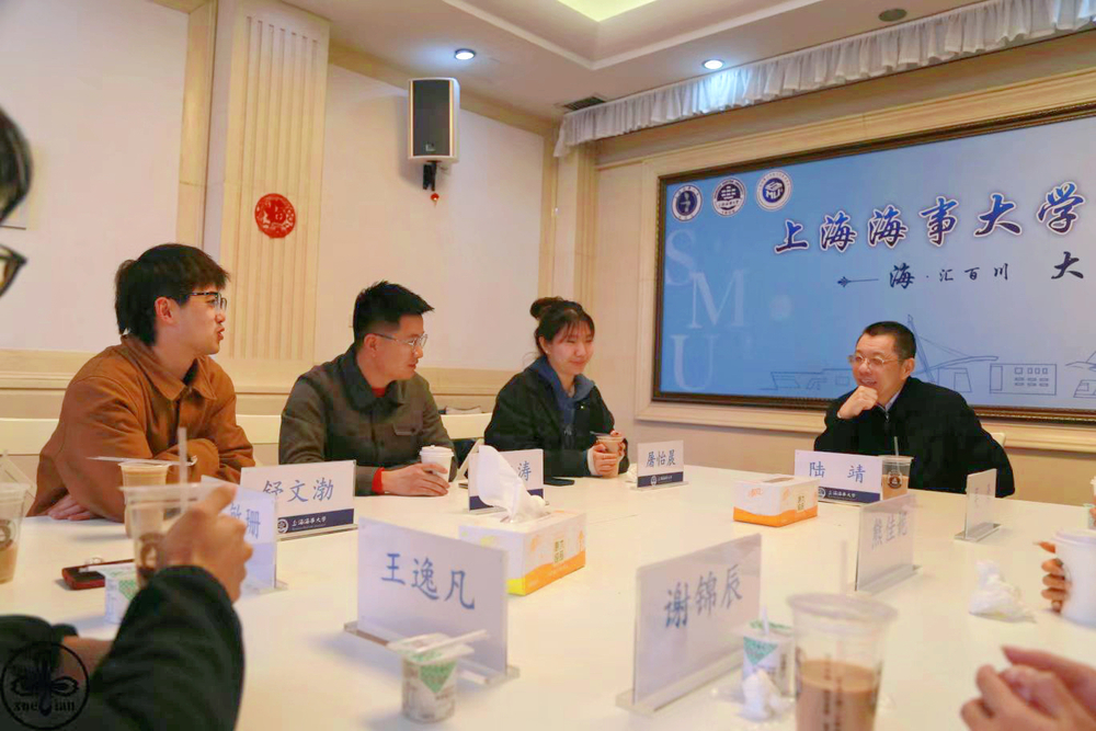 20230308104017764300.jpg 陆靖校长与同学们交流