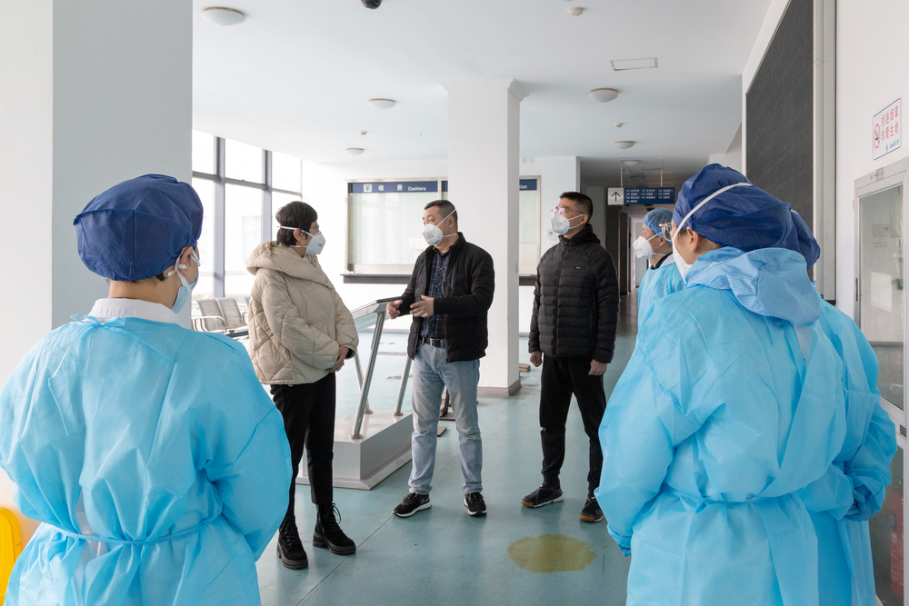 20230114034038455100.jpg 走访慰问校医院工作人员