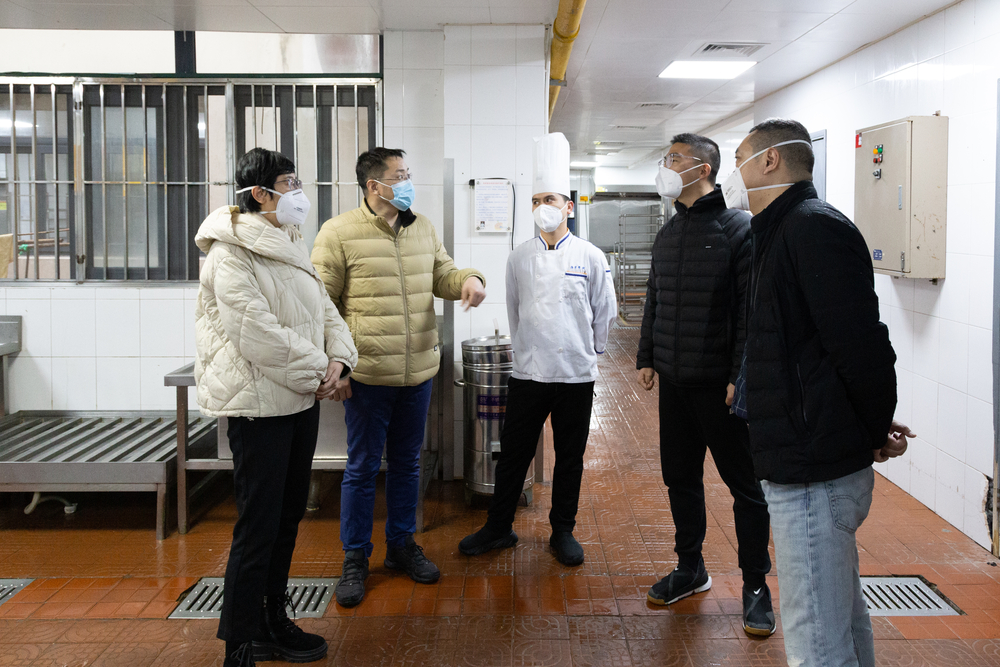 20230114034037699700.jpg 走访慰问学校食堂工作人员
