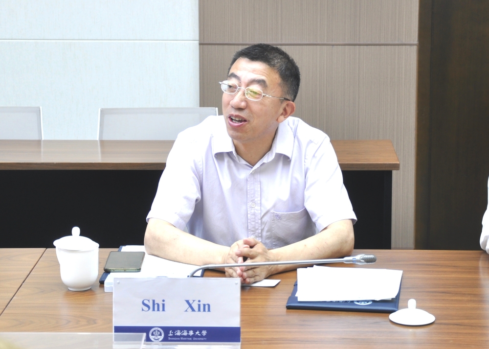 施欣副校长致欢迎辞