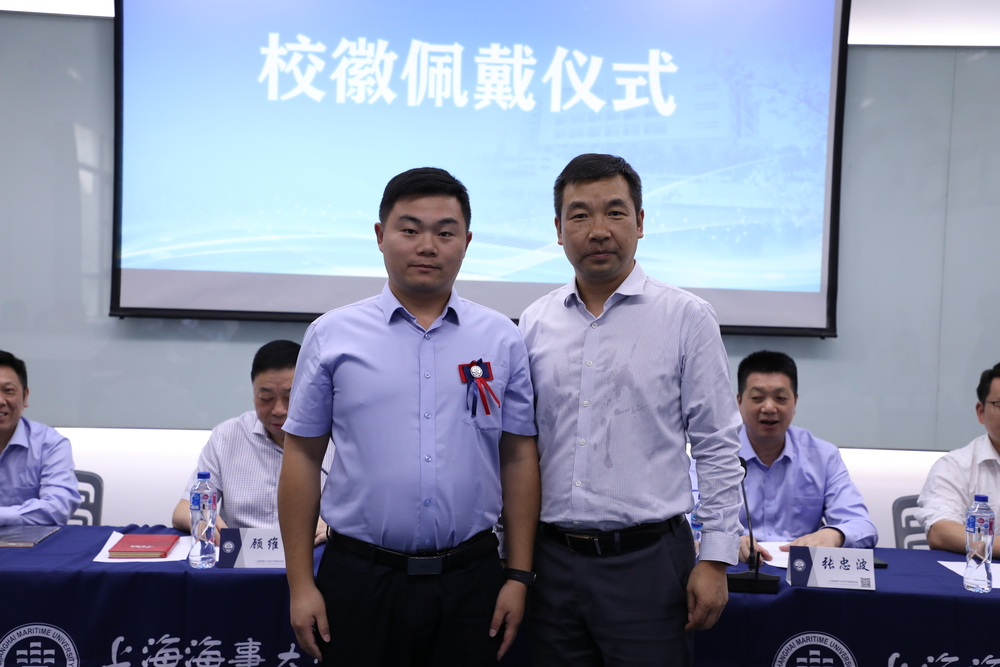 校徽佩戴仪式