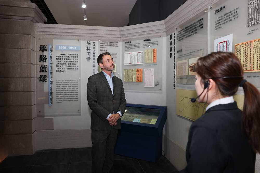 20250324072644268400.jpg 参观校史馆