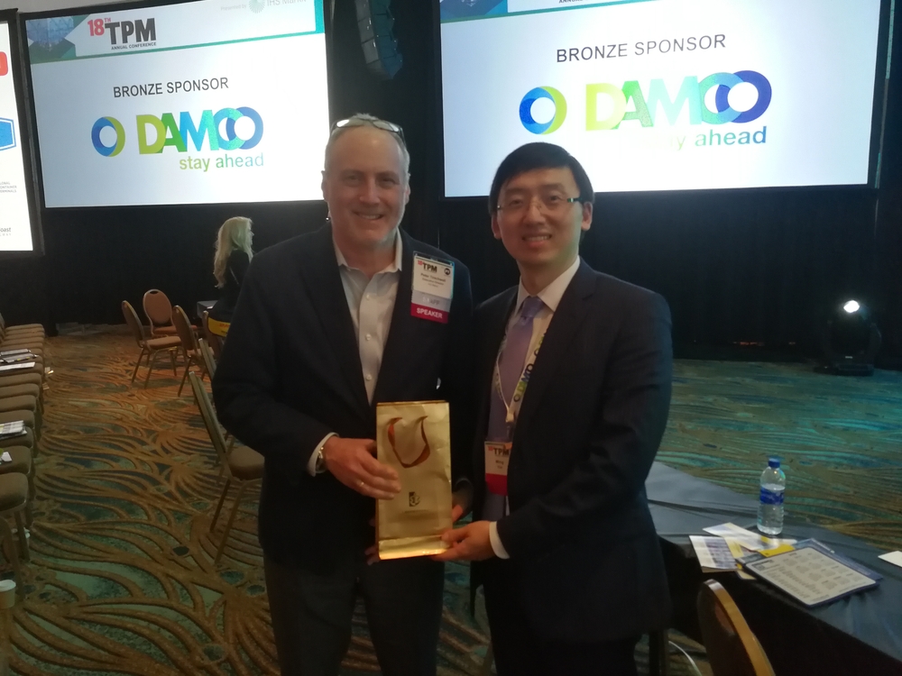 殷明教授与TPM主办方领导IHS Market海运与贸易部高级副总裁Stuart Strachan合影