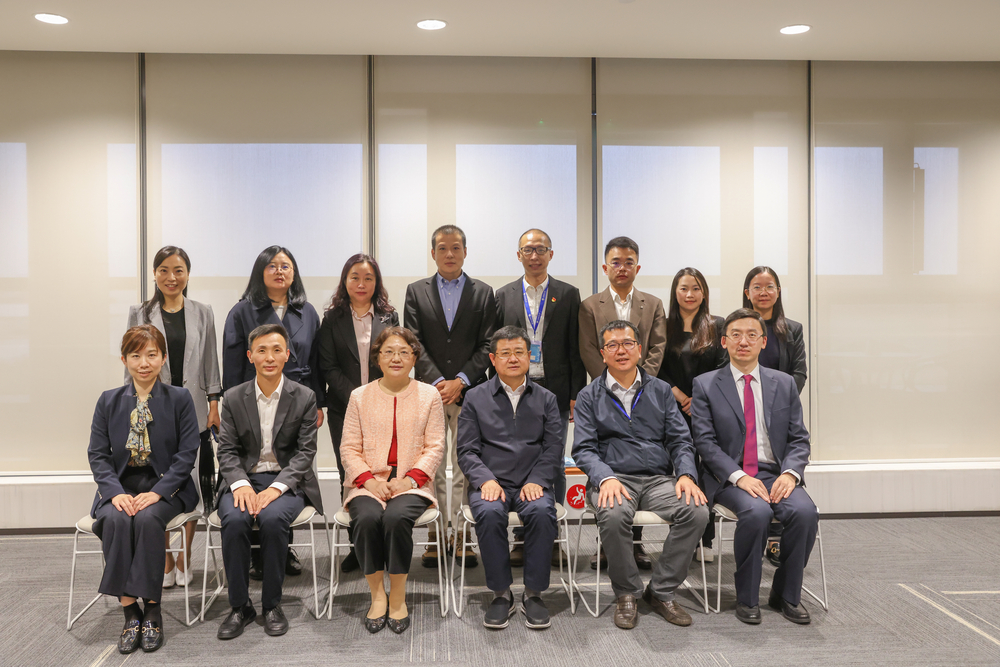 新一届理事合影