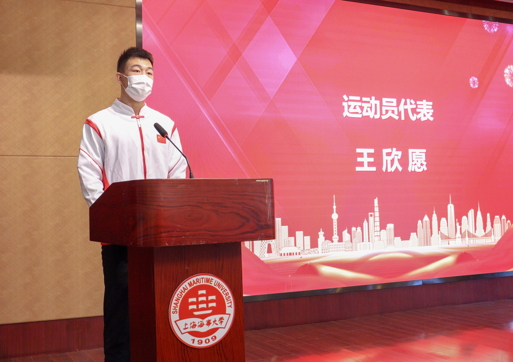 20221112010359977300.jpg 运动员代表王欣发言
