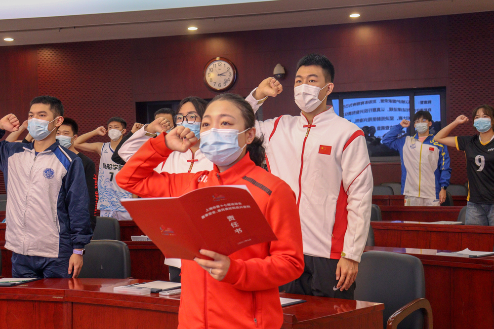 20221112010359623200.jpg 教练员代表与运动员代表宣誓