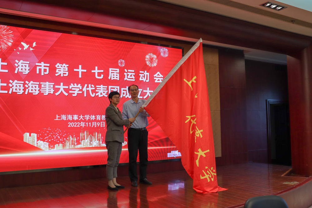 20221112010359452300.jpg 贺莉副书记向代表团授旗