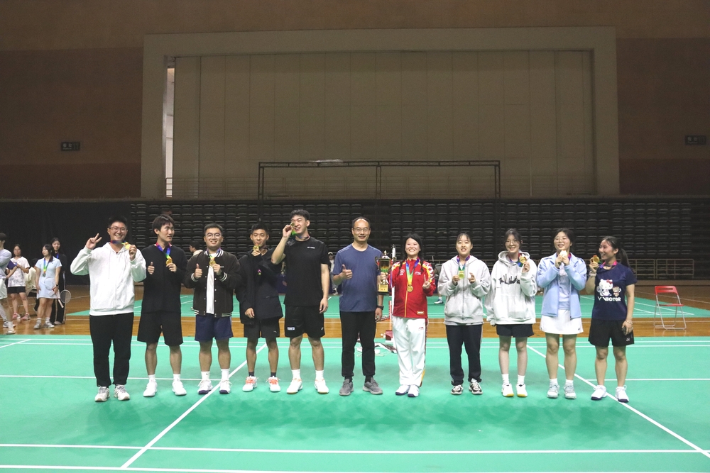 20241112133844449500.jpg 冠军颁奖