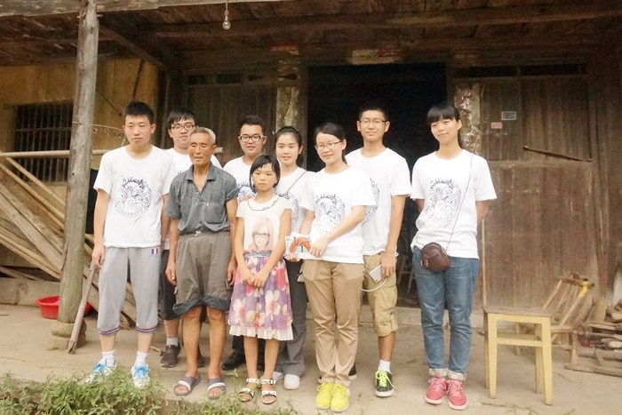 队员们在进行家访