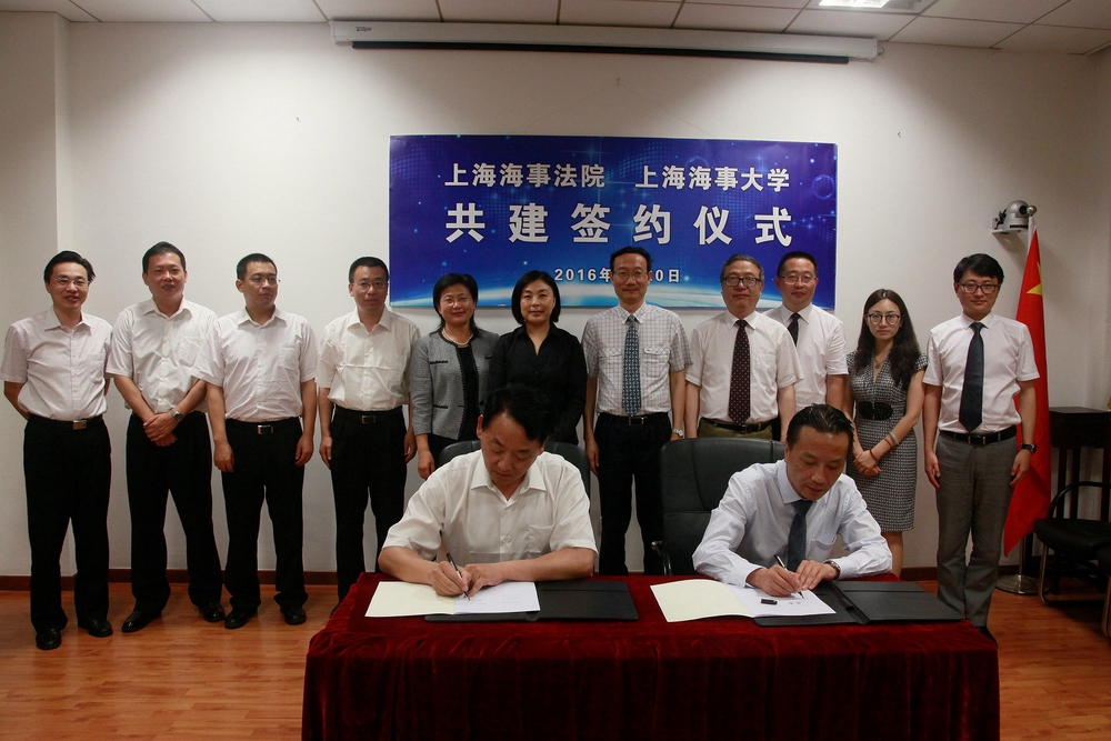 严伟副校长和黄松涛主任代表双方签署了合作协议