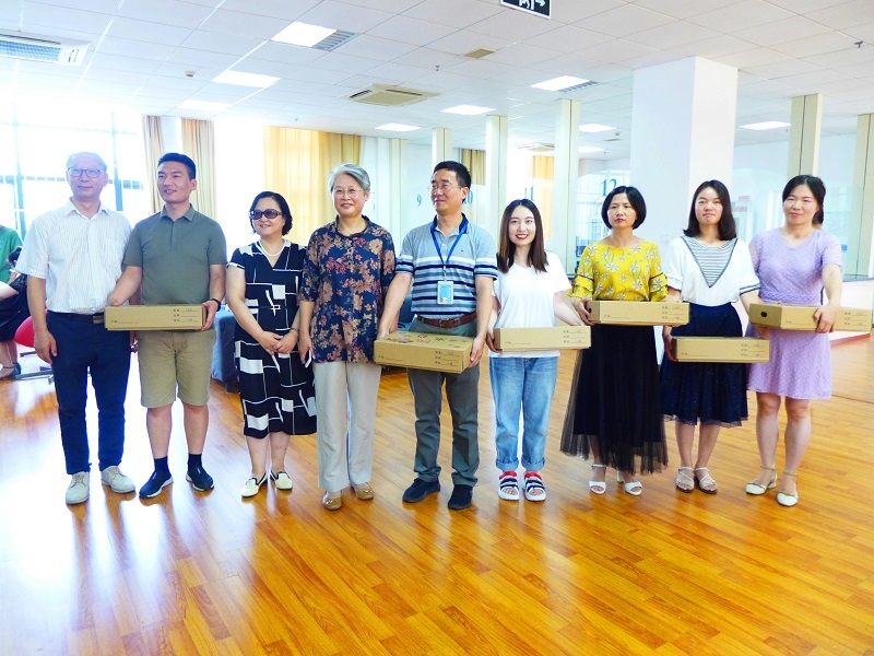 门妍萍副书记慰问暑期坚守岗位的教职员工