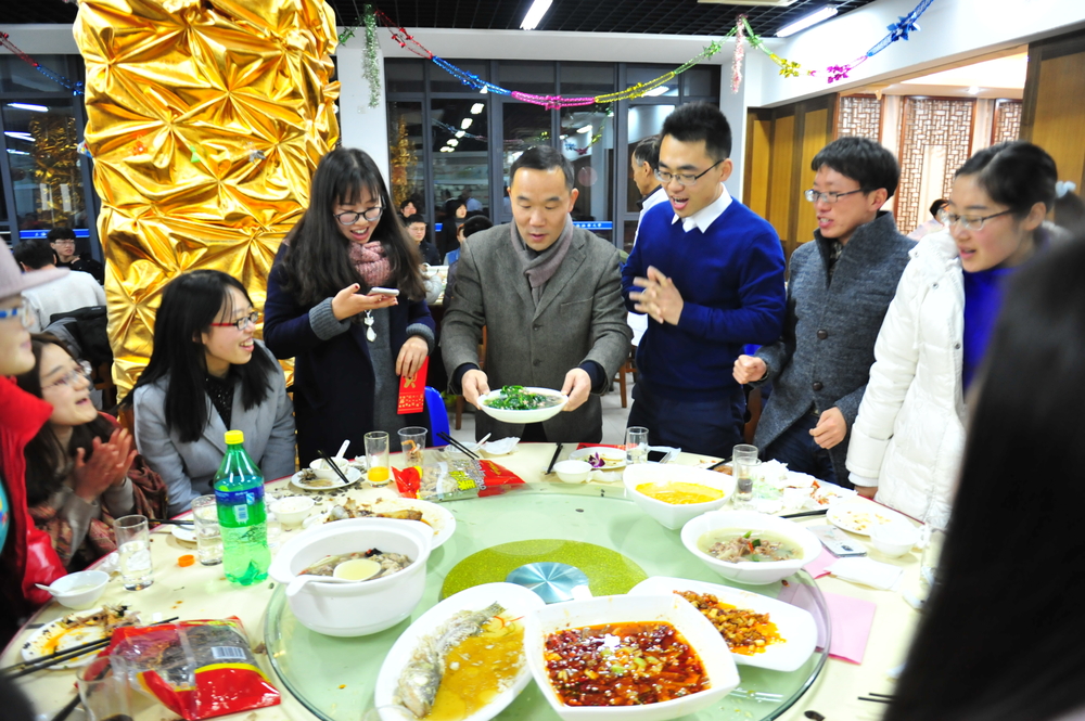 校领导为寒假留校学生端上年饭
