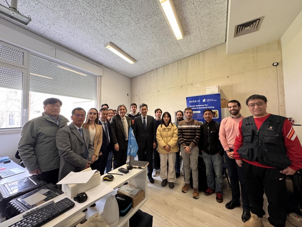 20241222005919512900.jpg 与奥克塔维安教授团队学生合影