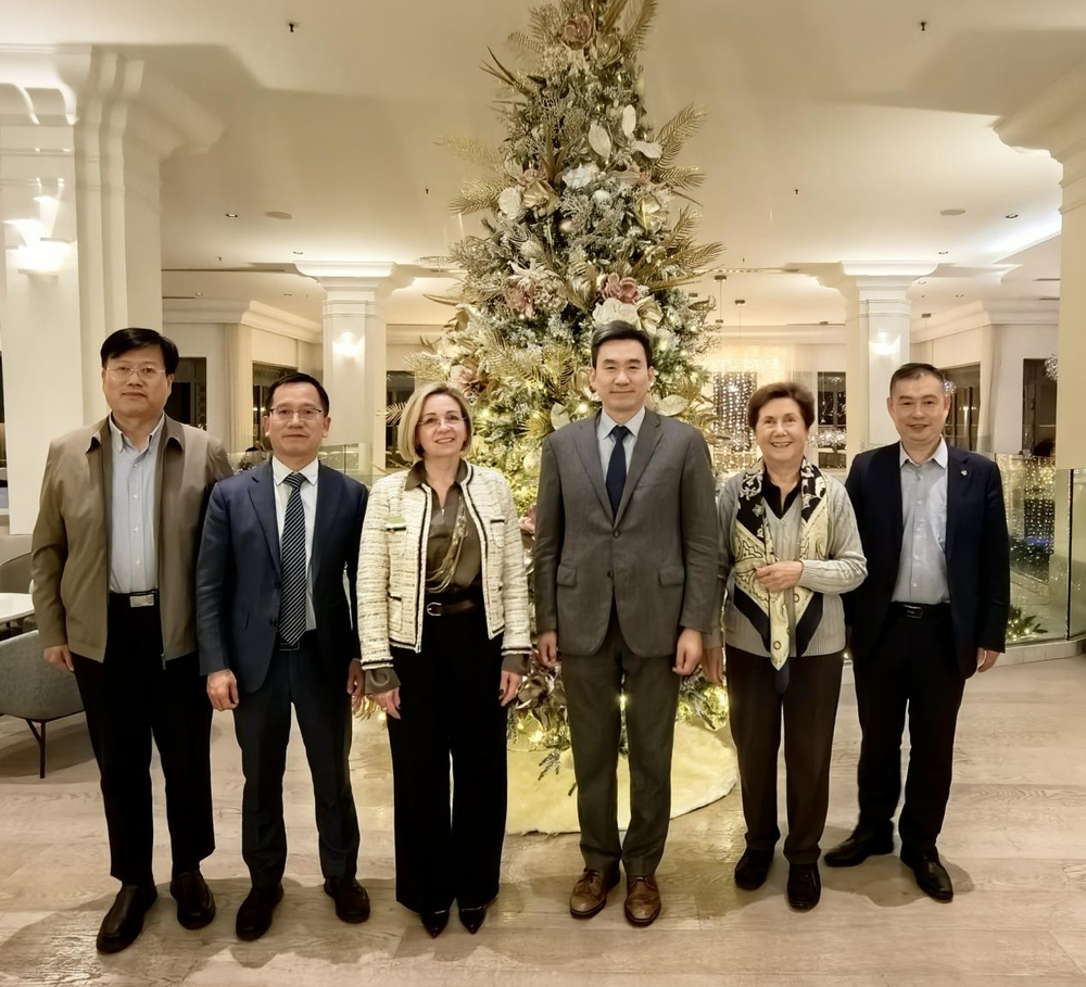 20241222005919282600.jpg 与国际海洋学院校长马欣•法赫弗里女士和执行董事安东内拉•瓦萨洛女士合影