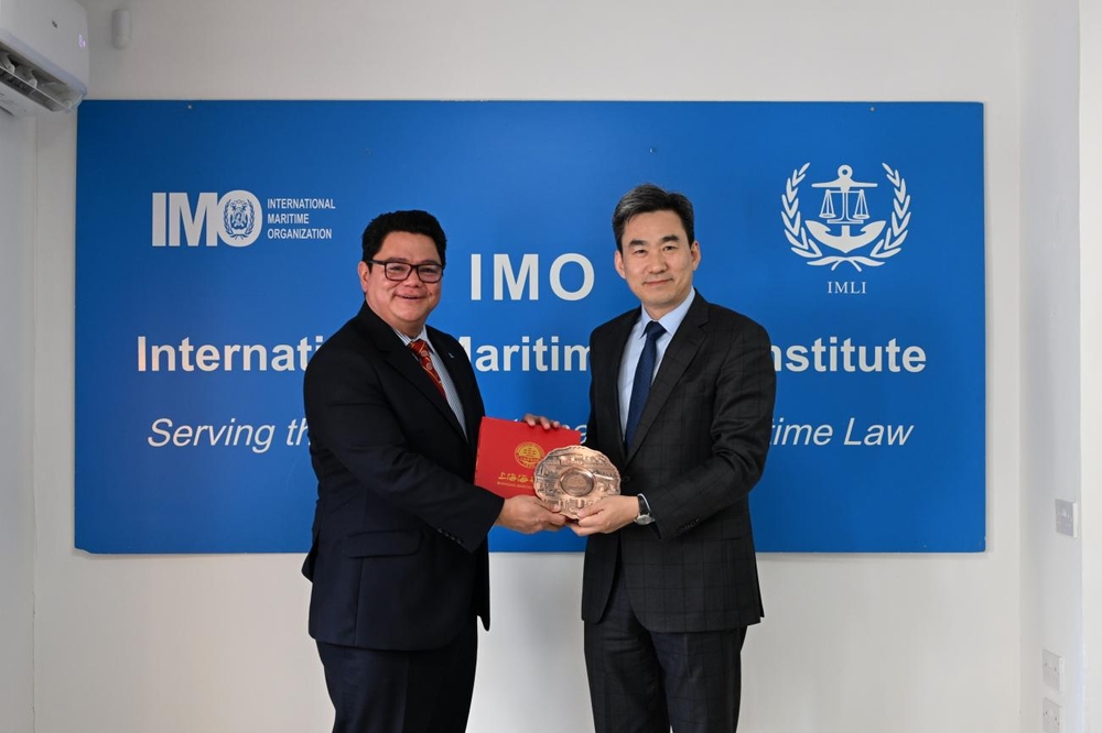 20241222005918905200.jpg 与国际海商法学院院长诺曼•A•马丁内斯•古铁雷斯教授互赠纪念品