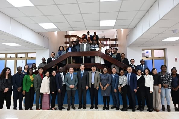 20241222005919081100.jpg 与国际海商法学院国际留学生合影